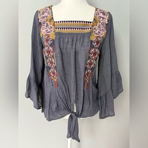 Entro Anthropologie Women’s Size S Top Embroidered Gray‎ Bell Sleeve Oversized